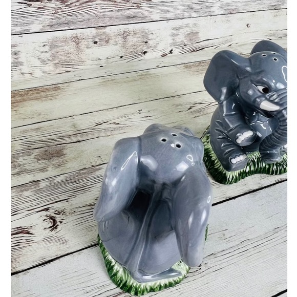 Retro baby elephant salt and pepper shakers/ dining /kitchen decor - Picture 7 of 10